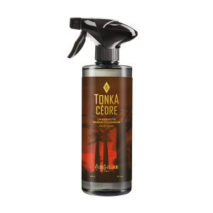Tonka Cèdre - Home fragrance - 500 ml. Discover our home fragrance spray, Gâchette Tonka Cedar, which fills the air with the scent of Tonka, Caramel, Cedar, and Benzoin.