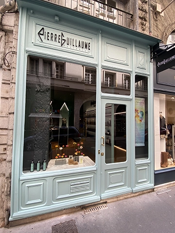 Boutique-Lyon-Face-Quartier-Jacobins-Lyon-France