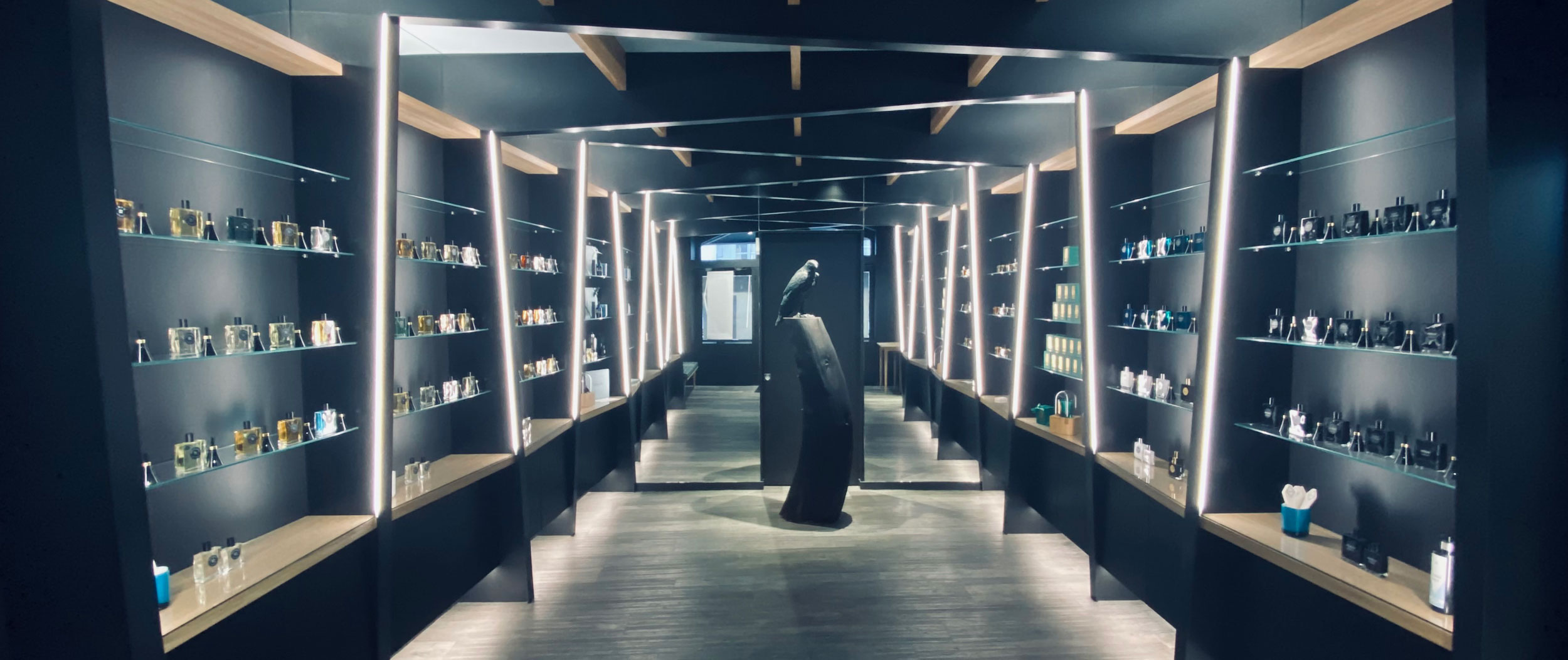 Interieur-Clermont-Ferrand-Boutique-Parfums. Discover our boutiques in Clermont-Ferrand, Paris, Lyon, Toulouse and Belgrade. Pierre Guillaume Paris, Artisan Perfumer - Contemporary niche perfumery.