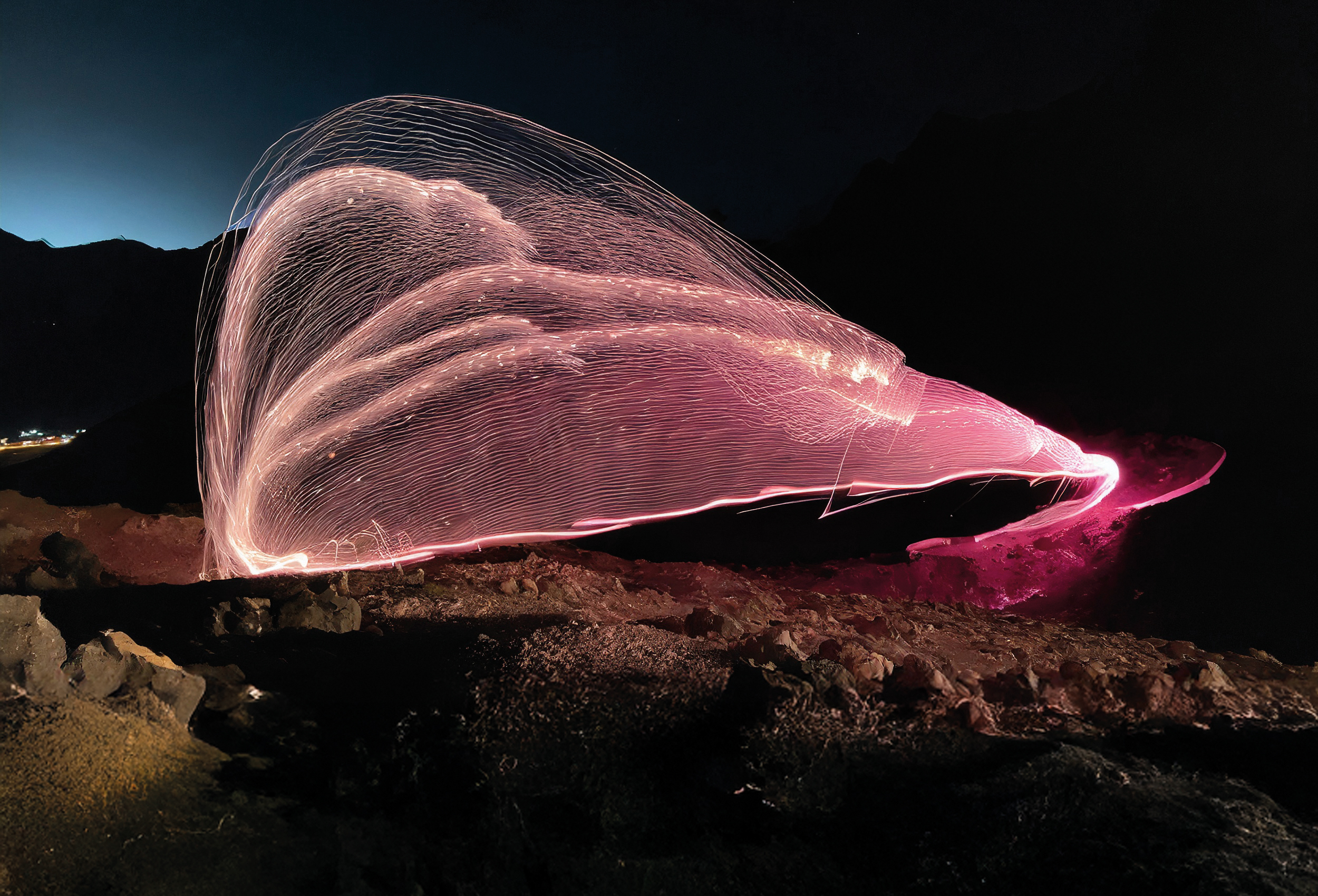 Métarosme 13.2: an androgynous, abstract rose with hints of Volvic stone (Obsidial®), redwood and Grisalva. Métarosme 13.2 : une rose androgyne et abstraite aux accents de pierre de Volvic (Obsidial®), bois de séquoia et Grisalva.