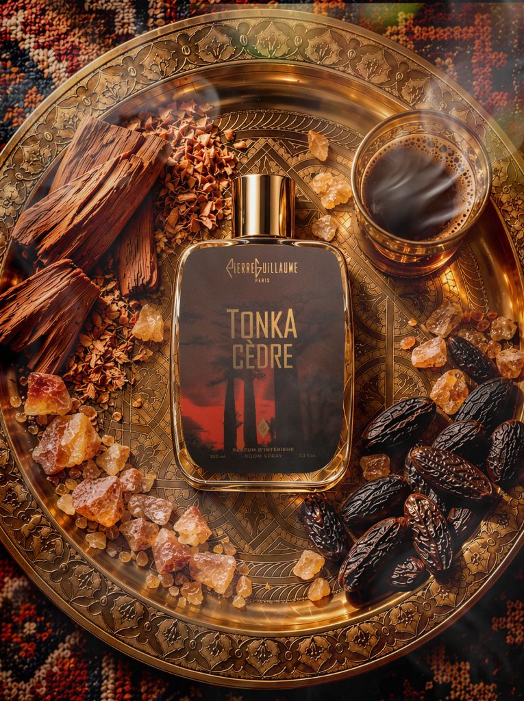 Tonka Cèdre — Artwork, flacon 100 ml sur fond de caramel et bois — Pierre Guillaume Paris